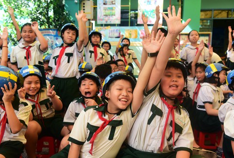 Học trò Sài Gòn đội mũ bảo hiểm, nhảy flashmob với khách Thụy Điển - Ảnh 5. Học trò Sài Gòn đội mũ bảo hiểm, nhảy flashmob với khách Thụy Điển - Ảnh 5.