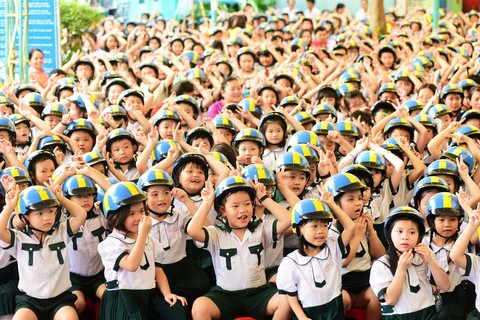 Học trò Sài Gòn đội mũ bảo hiểm, nhảy flashmob với khách Thụy Điển - Ảnh 8. Học trò Sài Gòn đội mũ bảo hiểm, nhảy flashmob với khách Thụy Điển - Ảnh 8.