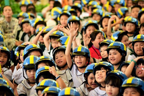Học trò Sài Gòn đội mũ bảo hiểm, nhảy flashmob với khách Thụy Điển - Ảnh 9. Học trò Sài Gòn đội mũ bảo hiểm, nhảy flashmob với khách Thụy Điển - Ảnh 9.