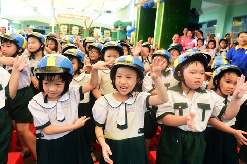 Học trò Sài Gòn đội mũ bảo hiểm, nhảy flashmob với khách Thụy Điển - Ảnh 2. Học trò Sài Gòn đội mũ bảo hiểm, nhảy flashmob với khách Thụy Điển - Ảnh 2.