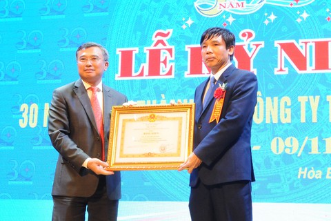 Thủy điện Hòa Bình đã sản xuất hơn 228 tỉ kWh điện - Ảnh 1. Thủy điện Hòa Bình đã sản xuất hơn 228 tỉ kWh điện - Ảnh 1.