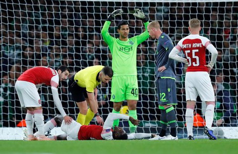 Chấn thương ghê rợn của Welbeck - Ảnh 2. Chấn thương ghê rợn của Welbeck - Ảnh 2.