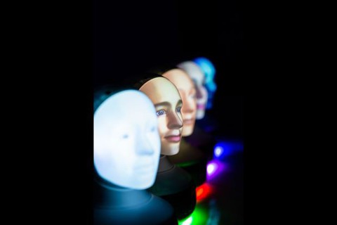 Robot hình người với khuôn mặt tùy biến - Ảnh 1. Robot hình người với khuôn mặt tùy biến - Ảnh 1.