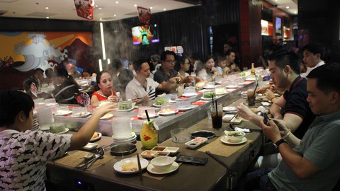 Tết dương lịch: khu du lịch TP.HCM nhộn nhịp, buffet thắng đậm - Ảnh 6. Tết dương lịch: khu du lịch TP.HCM nhộn nhịp, buffet thắng đậm - Ảnh 6.