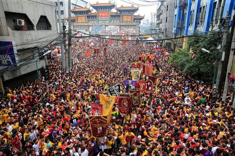 Chen lấn kinh hoàng tại lễ hội Black Nazarene ở Philippines - Ảnh 12. Chen lấn kinh hoàng tại lễ hội Black Nazarene ở Philippines - Ảnh 12.