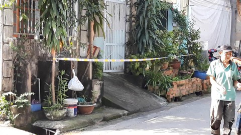 Một người đàn ông chết cháy trước cửa nhà - Ảnh 1. Một người đàn ông chết cháy trước cửa nhà - Ảnh 1.