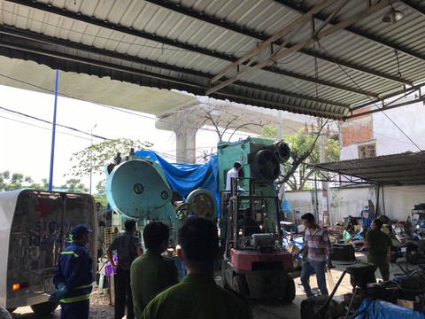 Kiểm tra máy dập bỗng thấy thi thể một người đàn ông đã khô - Ảnh 1. Kiểm tra máy dập bỗng thấy thi thể một người đàn ông đã khô - Ảnh 1.
