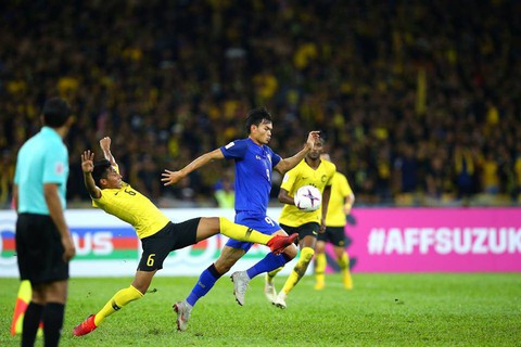 Cầm chân Malaysia, Thái Lan nắm lợi thế trước trận lượt về - Ảnh 1. Cầm chân Malaysia, Thái Lan nắm lợi thế trước trận lượt về - Ảnh 1.