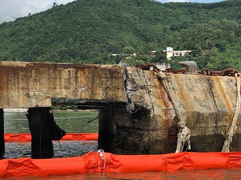 Tàu tiếp dầu húc toác cầu cảng ở Đà Nẵng - Ảnh 2. Tàu tiếp dầu húc toác cầu cảng ở Đà Nẵng - Ảnh 2.
