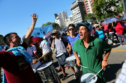 Muôn mặt biểu tình chống G20 ở Argentina - Ảnh 6. Muôn mặt biểu tình chống G20 ở Argentina - Ảnh 6.