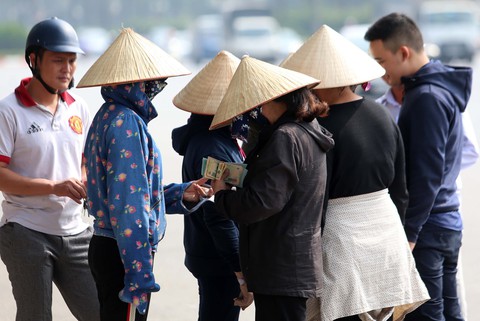 Vé chợ đen trận VN- Philippines lên 10 triệu đồng/cặp - Ảnh 1. Vé chợ đen trận VN- Philippines lên 10 triệu đồng/cặp - Ảnh 1.
