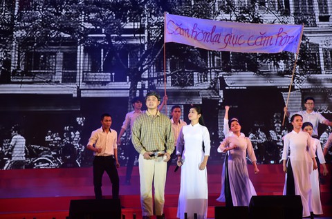Chung kết liên hoan các nhóm tuyên truyền ca khúc cách mạng - Ảnh 4. Chung kết liên hoan các nhóm tuyên truyền ca khúc cách mạng - Ảnh 4.