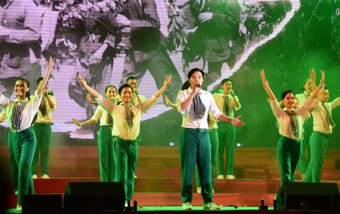 Chung kết liên hoan các nhóm tuyên truyền ca khúc cách mạng - Ảnh 1. Chung kết liên hoan các nhóm tuyên truyền ca khúc cách mạng - Ảnh 1.