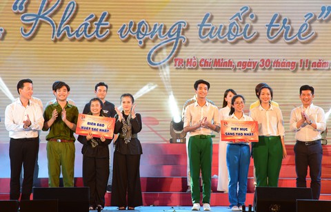 Chung kết liên hoan các nhóm tuyên truyền ca khúc cách mạng - Ảnh 7. Chung kết liên hoan các nhóm tuyên truyền ca khúc cách mạng - Ảnh 7.