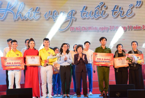 Chung kết liên hoan các nhóm tuyên truyền ca khúc cách mạng - Ảnh 8. Chung kết liên hoan các nhóm tuyên truyền ca khúc cách mạng - Ảnh 8.