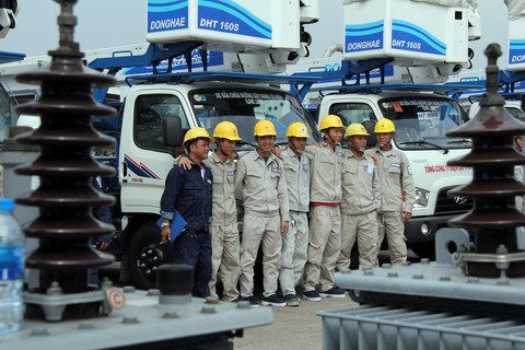 Giảm cúp điện hơn 7 lần nhờ sửa điện live-line - Ảnh 2. Giảm cúp điện hơn 7 lần nhờ sửa điện live-line - Ảnh 2.