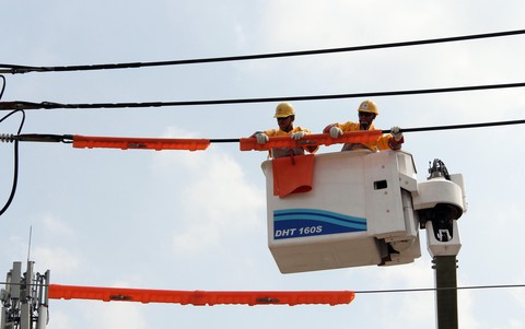 Giảm cúp điện hơn 7 lần nhờ sửa điện live-line - Ảnh 3. Giảm cúp điện hơn 7 lần nhờ sửa điện live-line - Ảnh 3.