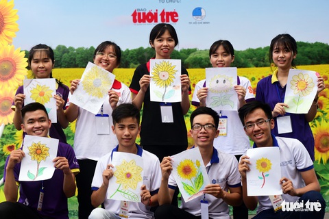 Ngày hội hoa hướng dương Ước mơ của Thúy đã sẵn sàng! - Ảnh 11. Ngày hội hoa hướng dương Ước mơ của Thúy đã sẵn sàng! - Ảnh 11.
