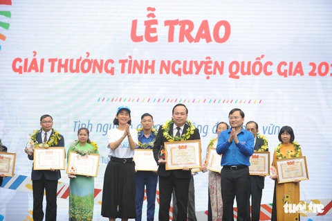 18 cá nhân, tập thể nhận giải thưởng tình nguyện quốc gia 2018 - Ảnh 1. 18 cá nhân, tập thể nhận giải thưởng tình nguyện quốc gia 2018 - Ảnh 1.