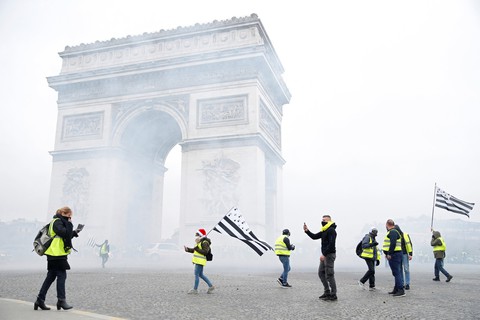 Paris lại mịt mù khói lửa như chiến địa - Ảnh 1. Paris lại mịt mù khói lửa như chiến địa - Ảnh 1.