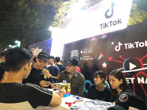 Khai mạc chuỗi sự kiện Mua sắm trực tuyến Online Friday bên Hồ Gươm - Ảnh 1. Khai mạc chuỗi sự kiện Mua sắm trực tuyến Online Friday bên Hồ Gươm - Ảnh 1.
