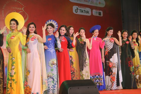 Top 3 Hoa khôi sinh viên Việt Nam 2018 sẽ thăm Trường Sa - Ảnh 1. Top 3 Hoa khôi sinh viên Việt Nam 2018 sẽ thăm Trường Sa - Ảnh 1.