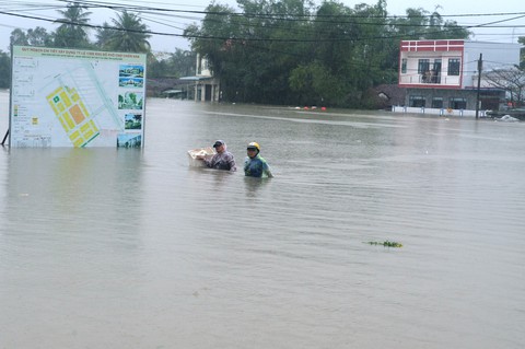 Nước dâng cao, bộ đội biên phòng vượt lũ cứu dân - Ảnh 14. Nước dâng cao, bộ đội biên phòng vượt lũ cứu dân - Ảnh 14.