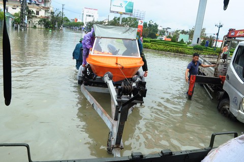 Nước dâng cao, bộ đội biên phòng vượt lũ cứu dân - Ảnh 3. Nước dâng cao, bộ đội biên phòng vượt lũ cứu dân - Ảnh 3.