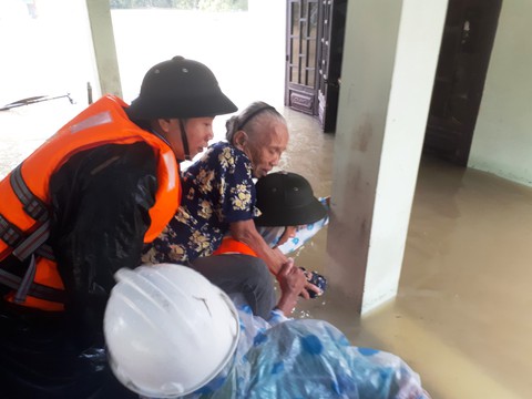 Nước dâng cao, bộ đội biên phòng vượt lũ cứu dân - Ảnh 9. Nước dâng cao, bộ đội biên phòng vượt lũ cứu dân - Ảnh 9.