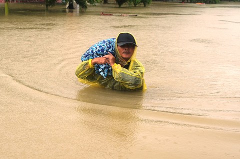 Nước dâng cao, bộ đội biên phòng vượt lũ cứu dân - Ảnh 5. Nước dâng cao, bộ đội biên phòng vượt lũ cứu dân - Ảnh 5.