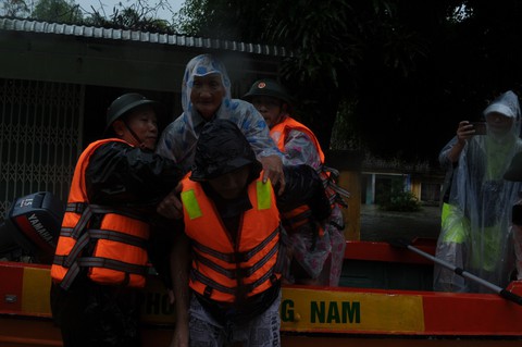 Nước dâng cao, bộ đội biên phòng vượt lũ cứu dân - Ảnh 6. Nước dâng cao, bộ đội biên phòng vượt lũ cứu dân - Ảnh 6.