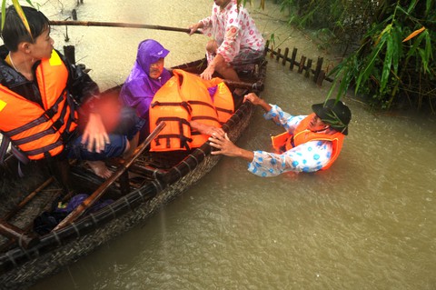 Nước dâng cao, bộ đội biên phòng vượt lũ cứu dân - Ảnh 8. Nước dâng cao, bộ đội biên phòng vượt lũ cứu dân - Ảnh 8.