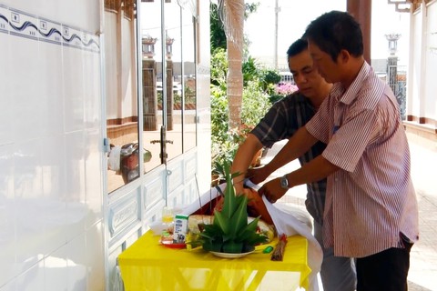 Bé gái sơ sinh nằm chết trong túi xách treo trước cổng chùa - Ảnh 3. Bé gái sơ sinh nằm chết trong túi xách treo trước cổng chùa - Ảnh 3.