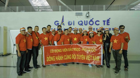 21 CĐV đảo ngọc Phú Quốc bay thẳng sang Malaysia cổ vũ tuyển VN - Ảnh 1. 21 CĐV đảo ngọc Phú Quốc bay thẳng sang Malaysia cổ vũ tuyển VN - Ảnh 1.