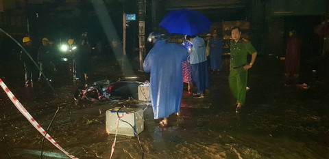 Đà Nẵng: Dây điện sà xuống đường giật chết người - Ảnh 1. Đà Nẵng: Dây điện sà xuống đường giật chết người - Ảnh 1.