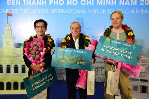 TP.HCM đón vị khách thứ 7 triệu đến từ Pháp - Ảnh 2. TP.HCM đón vị khách thứ 7 triệu đến từ Pháp - Ảnh 2.