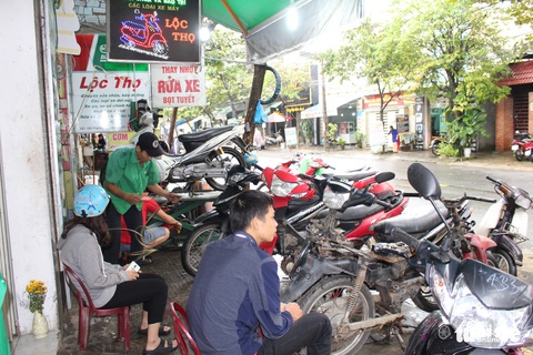 Ấm lòng chuyện sửa xe ngập nước miễn phí ở Đà Nẵng - Ảnh 2. Ấm lòng chuyện sửa xe ngập nước miễn phí ở Đà Nẵng - Ảnh 2.