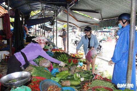 Sau mưa lũ, rau xanh Đà Nẵng tăng giá chóng mặt - Ảnh 1. Sau mưa lũ, rau xanh Đà Nẵng tăng giá chóng mặt - Ảnh 1.