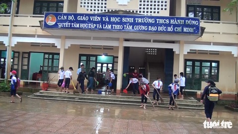 Dân Quảng Nam vật vã trong nước lũ ngập sâu - Ảnh 18.