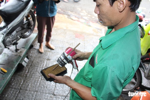 Ấm lòng chuyện sửa xe ngập nước miễn phí ở Đà Nẵng - Ảnh 7. Ấm lòng chuyện sửa xe ngập nước miễn phí ở Đà Nẵng - Ảnh 7.