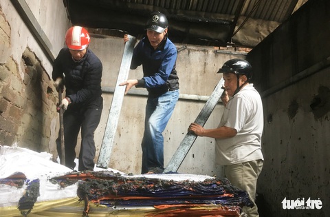 Tiểu thương chợ Vinh trắng tay sau vụ cháy kho hàng - Ảnh 7. Tiểu thương chợ Vinh trắng tay sau vụ cháy kho hàng - Ảnh 7.