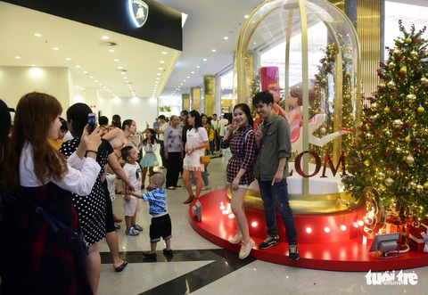 Người Sài Gòn tất bật mua sắm trang hoàng dịp Noel - Ảnh 9. Người Sài Gòn tất bật mua sắm trang hoàng dịp Noel - Ảnh 9.