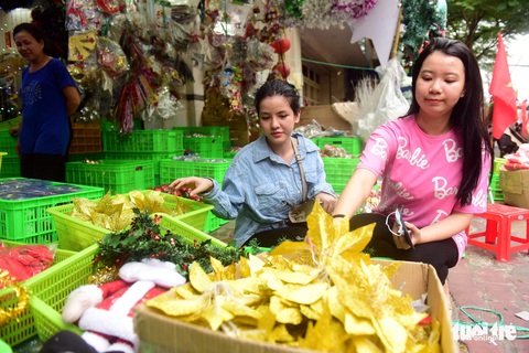 Người Sài Gòn tất bật mua sắm trang hoàng dịp Noel - Ảnh 1. Người Sài Gòn tất bật mua sắm trang hoàng dịp Noel - Ảnh 1.