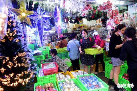 Người Sài Gòn tất bật mua sắm trang hoàng dịp Noel - Ảnh 6. Người Sài Gòn tất bật mua sắm trang hoàng dịp Noel - Ảnh 6.
