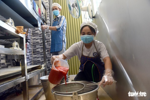 Người phụ nữ tô màu cho bánh phở Việt - Ảnh 5. Người phụ nữ tô màu cho bánh phở Việt - Ảnh 5.