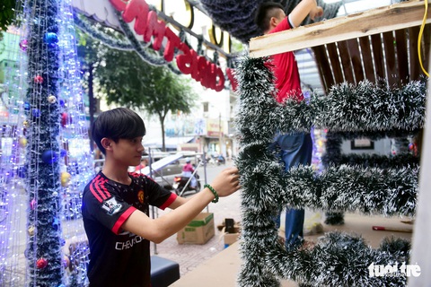 Người Sài Gòn tất bật mua sắm trang hoàng dịp Noel - Ảnh 7. Người Sài Gòn tất bật mua sắm trang hoàng dịp Noel - Ảnh 7.