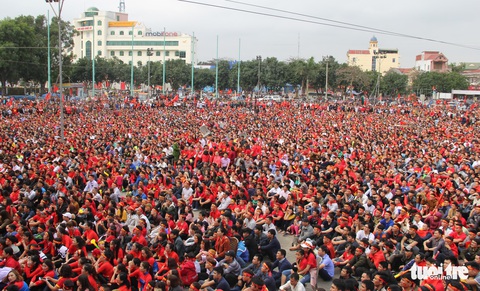 Nghệ An lắp màn hình ‘khủng’ tiếp lửa đội tuyển Việt Nam - Ảnh 1. Nghệ An lắp màn hình ‘khủng’ tiếp lửa đội tuyển Việt Nam - Ảnh 1.