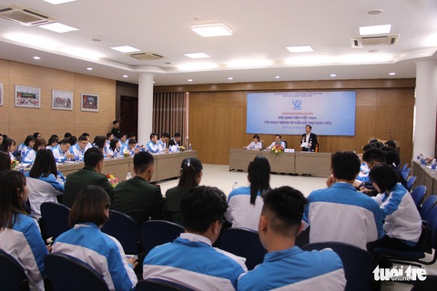 Đại biểu ngồi đây, bao nhiêu người biết sử dụng bao cao su? - Ảnh 2. Đại biểu ngồi đây, bao nhiêu người biết sử dụng bao cao su? - Ảnh 2.
