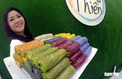 Người phụ nữ tô màu cho bánh phở Việt - Ảnh 1. Người phụ nữ tô màu cho bánh phở Việt - Ảnh 1.