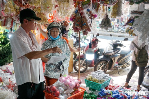 Người Sài Gòn tất bật mua sắm trang hoàng dịp Noel - Ảnh 3. Người Sài Gòn tất bật mua sắm trang hoàng dịp Noel - Ảnh 3.